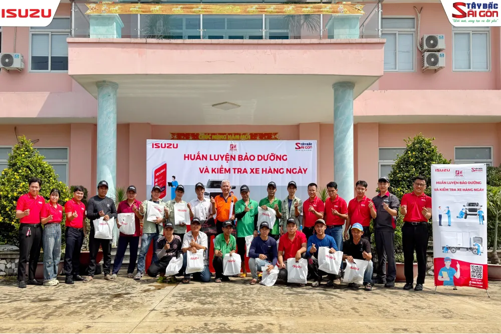 Học viên nhận quà lưu niệm ISUZU sau buổi huấn luyện