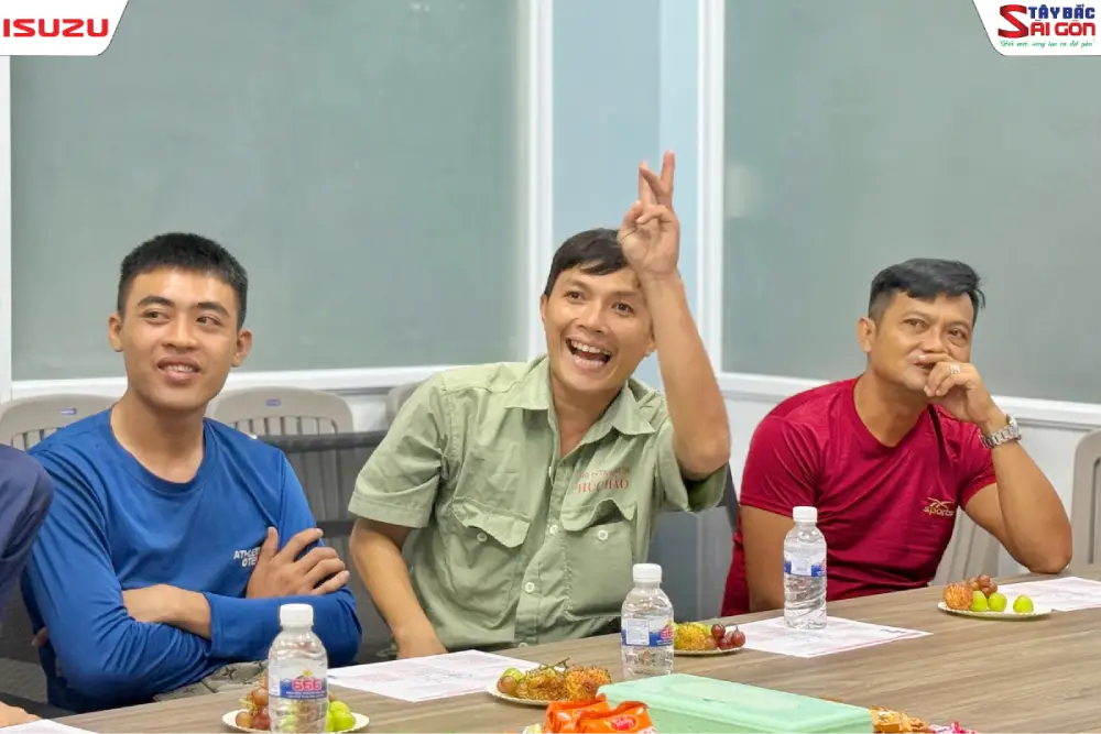 Học viên Phúc Hảo ngồi học phần lý thuyết bảo dưỡng và kiểm tra xe hàng ngày