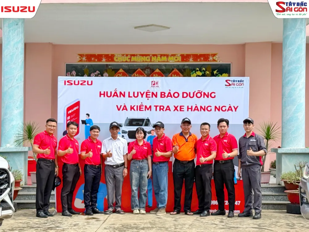 Tập thể ISUZU Tây Bắc Sài Gòn cùng đại diện Công ty Cổ phần Đầu tư Phúc Hảo trước buổi huấn luyện bảo dưỡng xe tải ISUZU