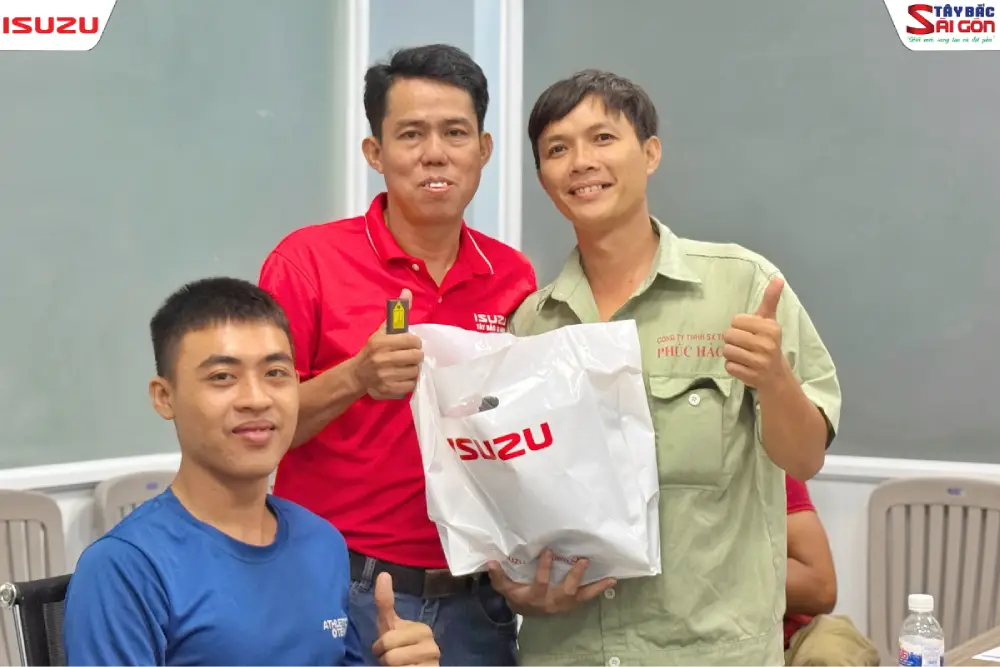 Bác tài nhận quà lưu niệm khi tích cực tham gia buổi huấn luyện
