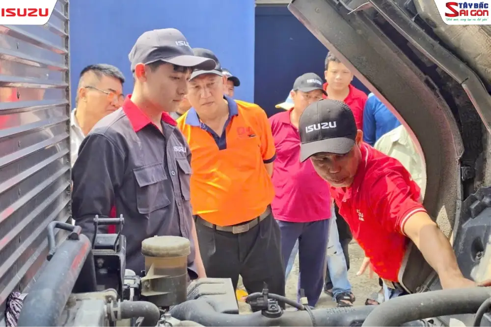 Học viên thực hành kiểm tra khoang động cơ trong buổi huấn luyện bảo dưỡng xe tải ISUZU cùng kỹ thuật viên