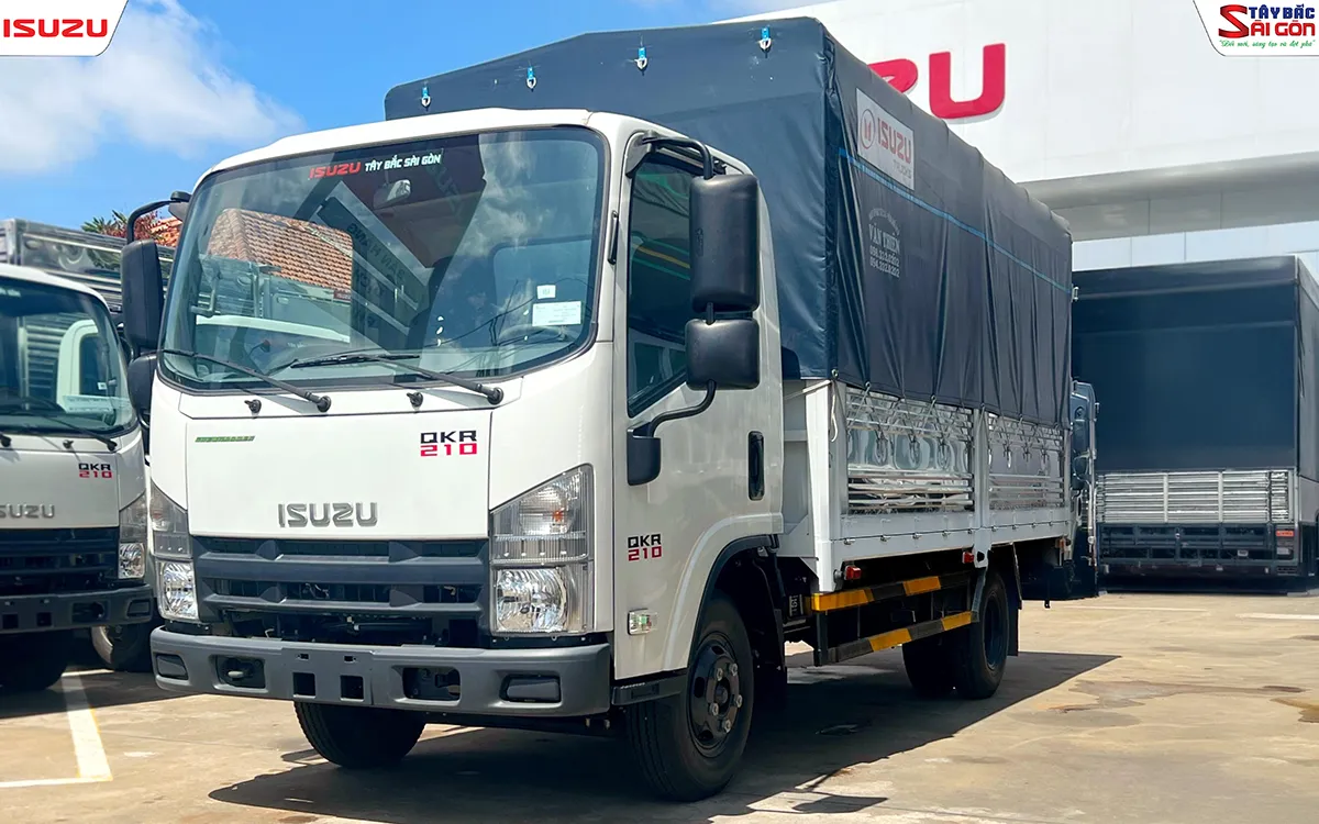 Cabin và một bên hông thùng mui bạt nhìn chéo, phần bửng hông kim loại nằm dưới lớp bạt