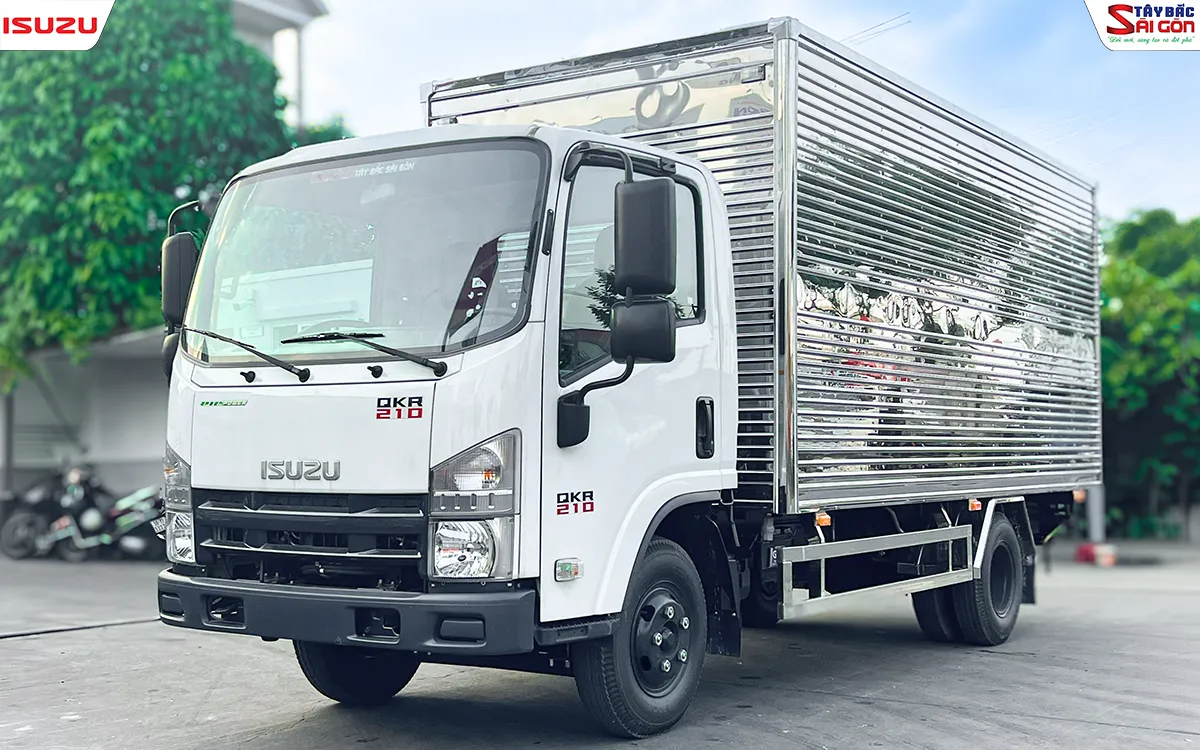 Cabin trắng và thùng kín nhìn chéo từ phía trước, vách thùng kim loại sáng chạy ngang