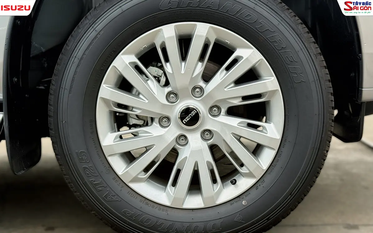 Mâm hợp kim nhôm 18 inch đa chấu màu bạc và lốp 265/60R18 trên D-MAX Hi-Lander