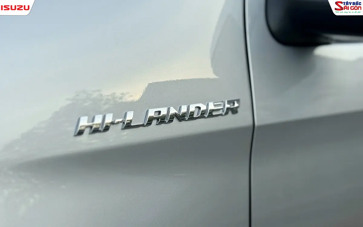 Logo chữ nổi kim loại mạ crôm HI-LANDER trên thân xe ISUZU D-MAX