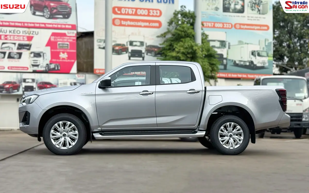 Toàn cảnh thân xe bên phải ISUZU D-MAX Hi-Lander 2025 màu xám bạc