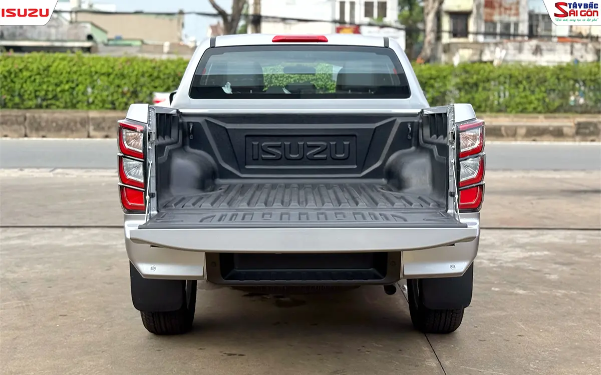 Thùng xe bán tải ISUZU D-MAX Hi-Lander 2025 có lót thùng nhựa bảo vệ khi mở bửng sau