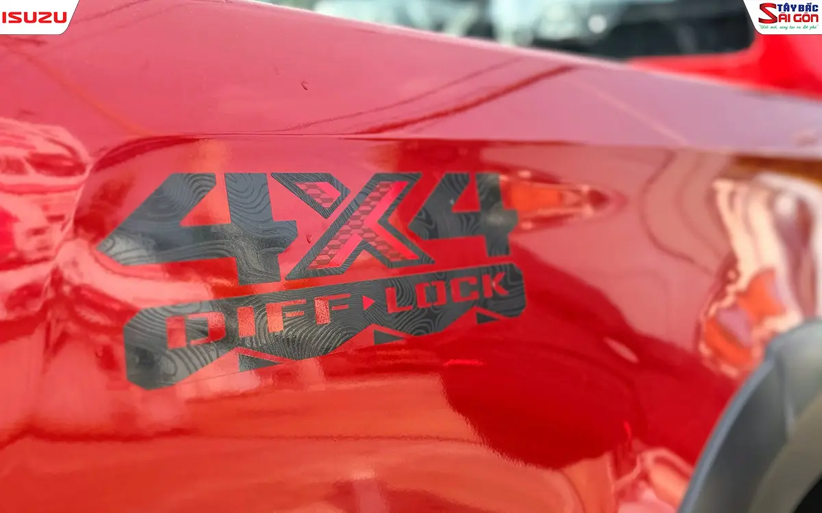 Tem decal 4x4 Diff-Lock chính hãng trên thùng xe ISUZU D-MAX Type-Z 2025