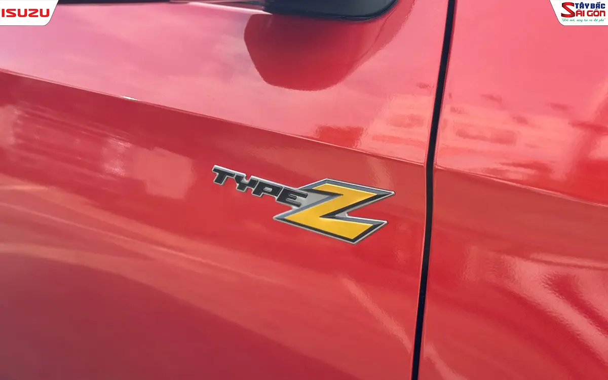 Logo chữ nổi Type-Z màu vàng viền kim loại trên cánh cửa trước ISUZU D-MAX