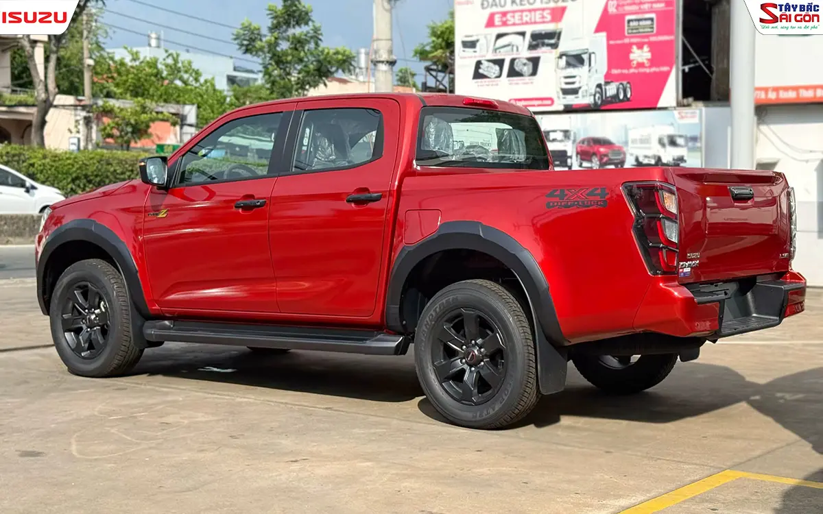 Góc chụp sau ba phần tư ISUZU D-MAX Type-Z 2025 màu cam Namibu