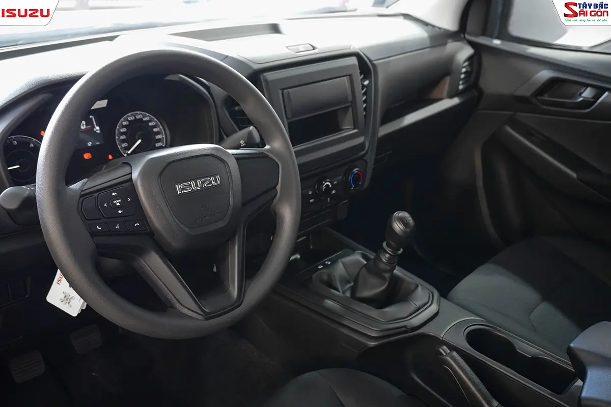 Khoang lái và cần số sàn ISUZU D-MAX UTZ800 2026