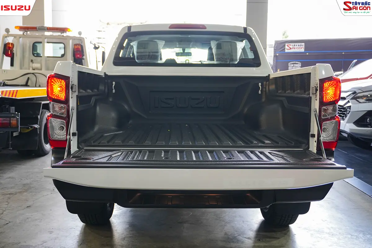 Lòng thùng ISUZU D-MAX UTZ800 2026 khi mở bửng sau