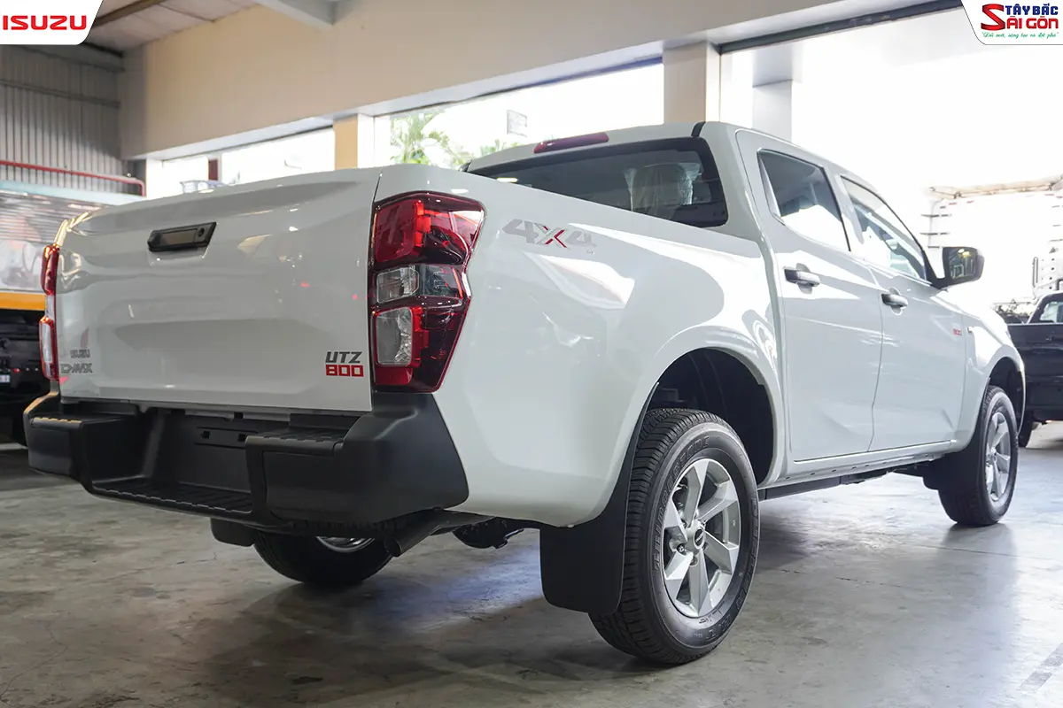 ISUZU D-MAX UTZ800 2026 nhìn từ góc sau với tem 4x4