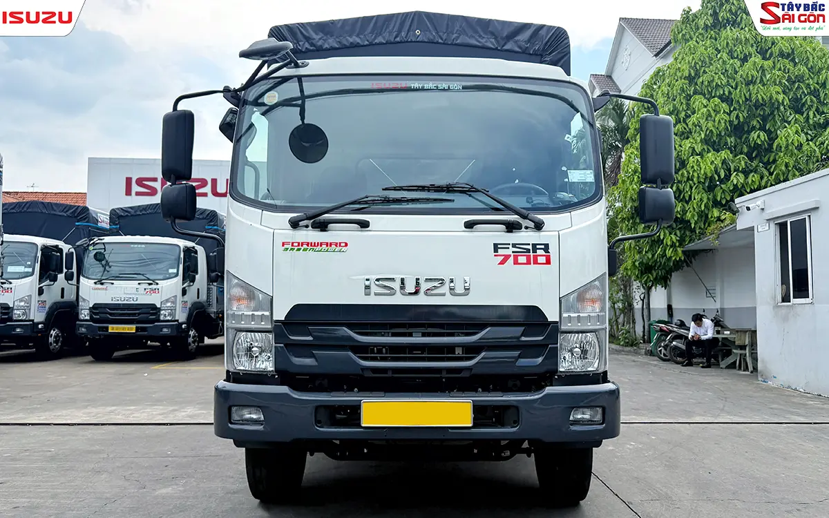 Xe tải ISUZU FSR700 thùng mui bạt bửng nhôm góc nhìn phía trước bên tài