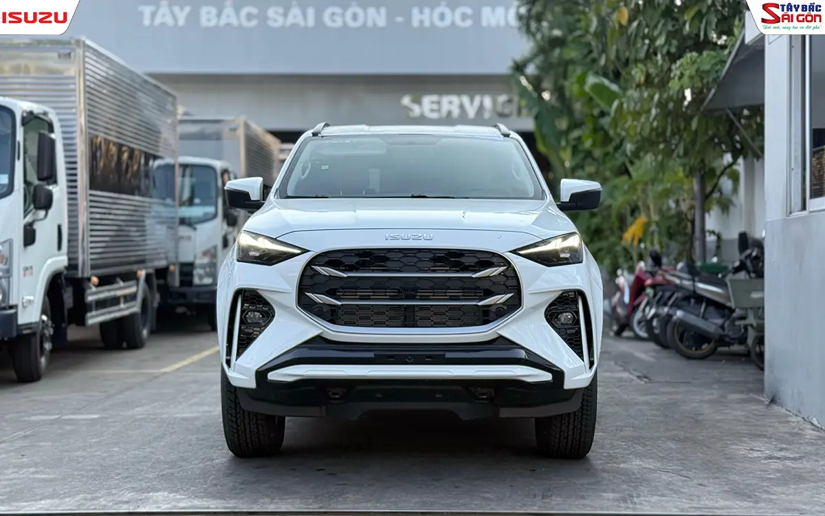 Đầu xe và lưới tản nhiệt màu xám titan đặc trưng của ISUZU MU-X B7 2025