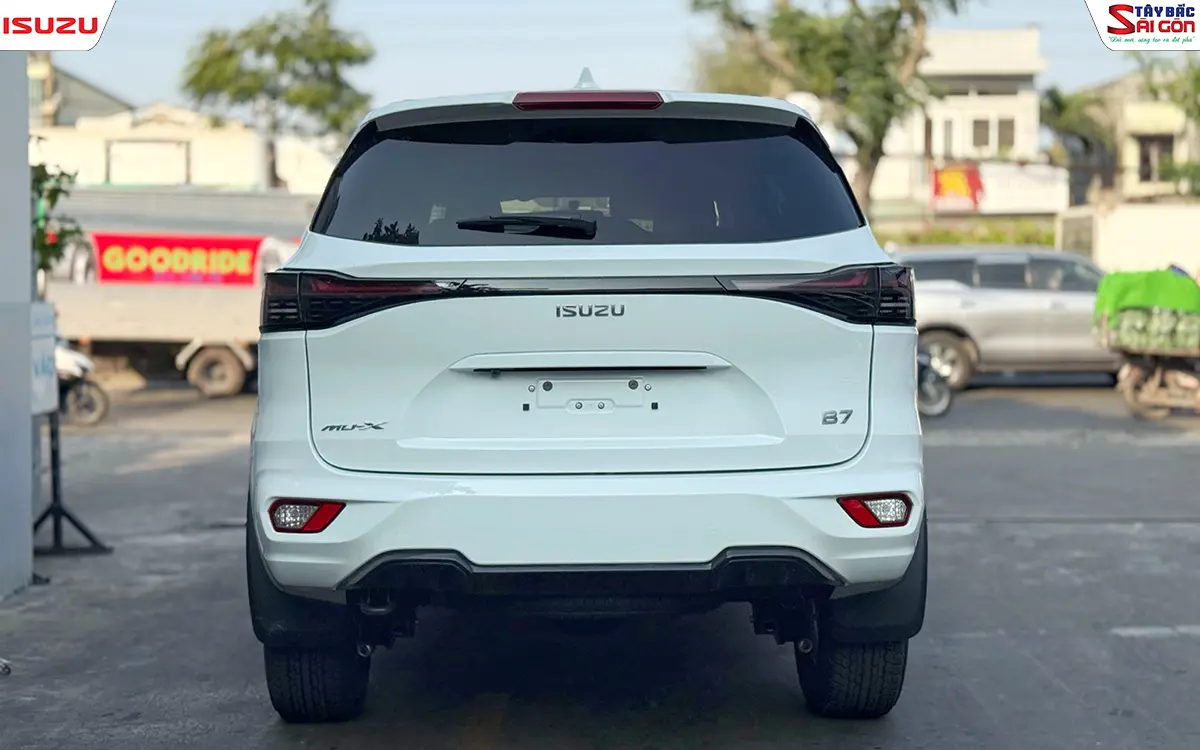 Đuôi xe ISUZU MU-X B7 2025 với logo chữ nổi B7 bên phải cửa sau