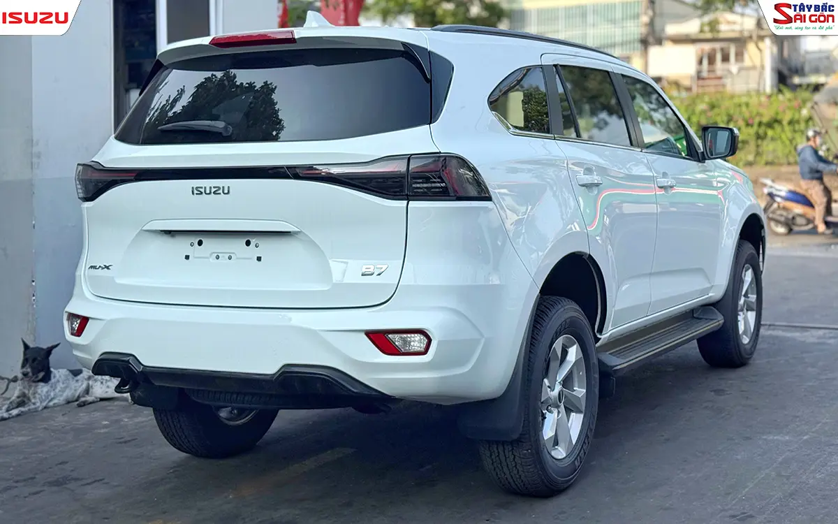 Toàn cảnh đuôi xe ISUZU MU-X B7 2025 góc sau ba phần tư bên phụ
