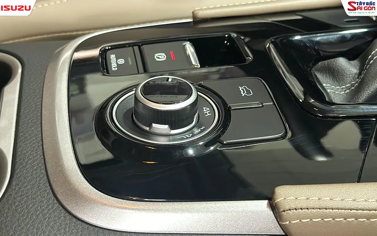 Cụm núm xoay gài cầu 4x4 Shift-on-the-fly, chế độ Rough Terrain Mode và phanh tay điện tử EPB