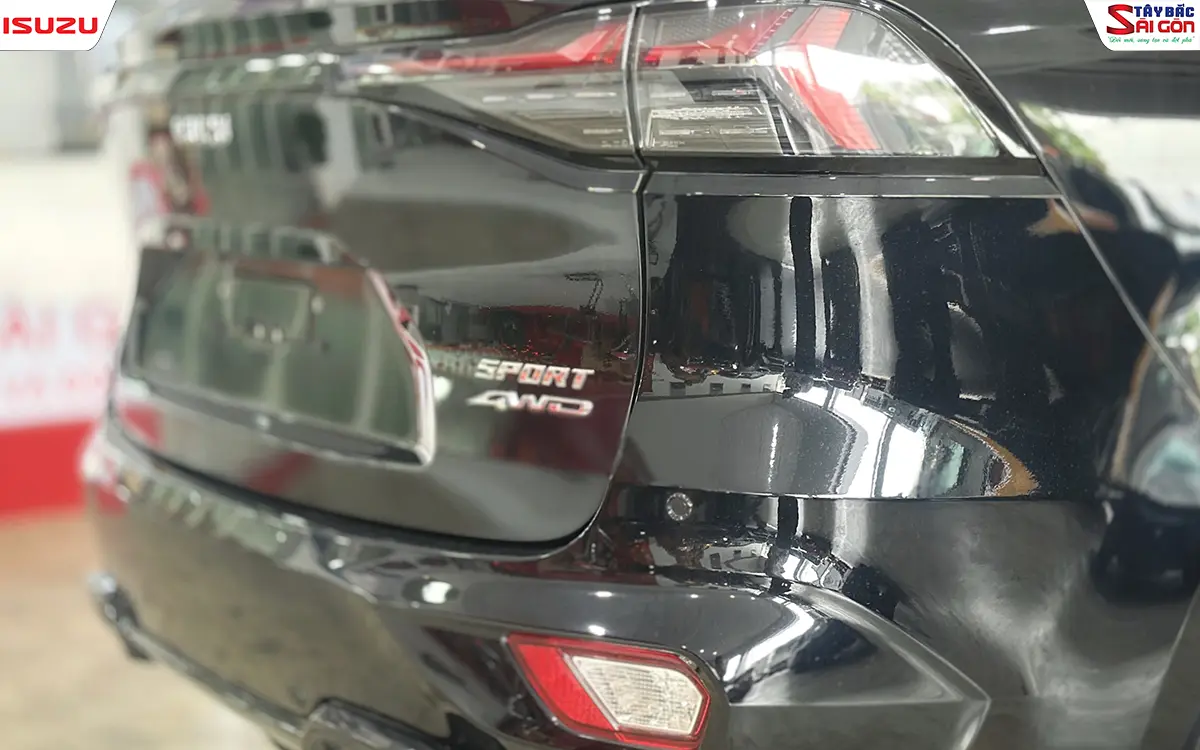 Tem chữ nổi SPORT màu đỏ cùng logo 4WD mạ crôm ở góc sau đuôi xe