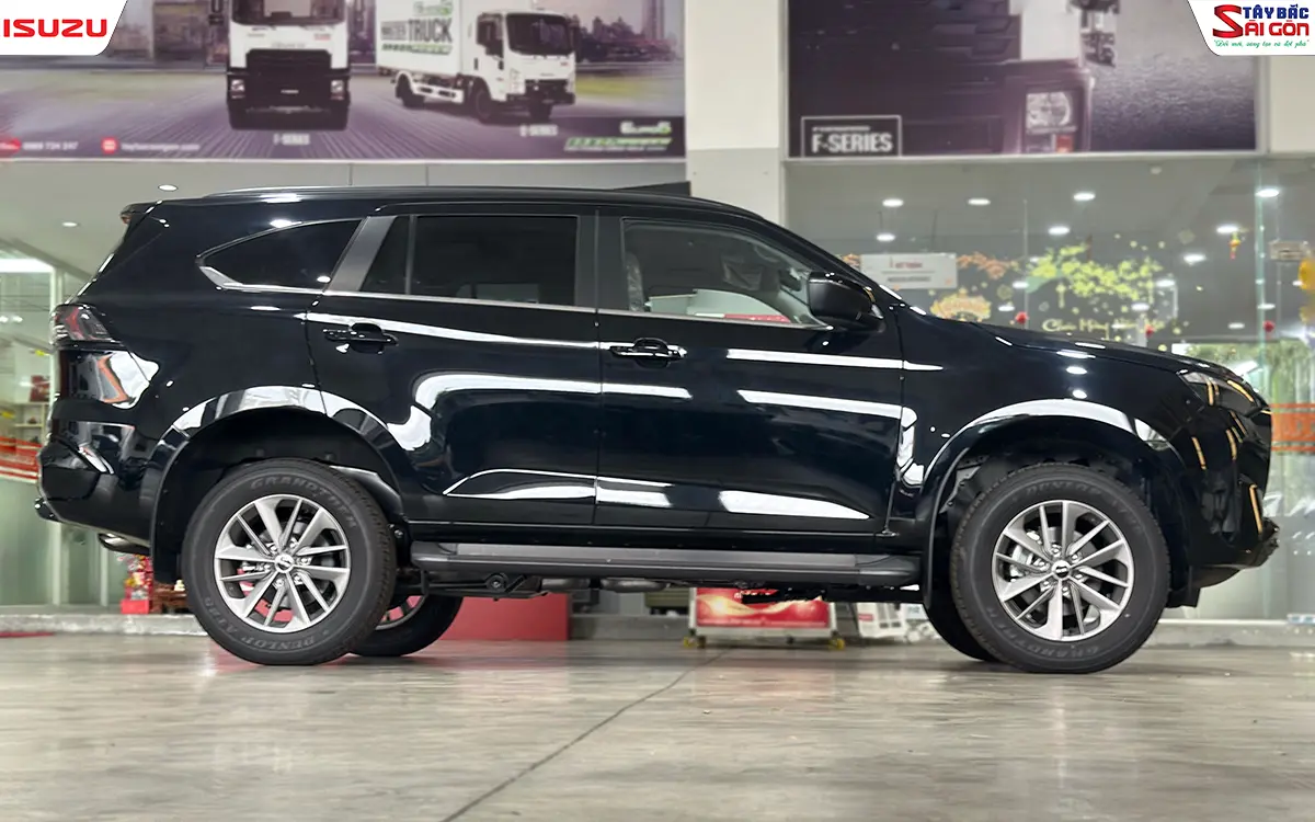 Toàn cảnh thân xe bên phải ISUZU MU-X màu đen nhìn ngang trong showroom