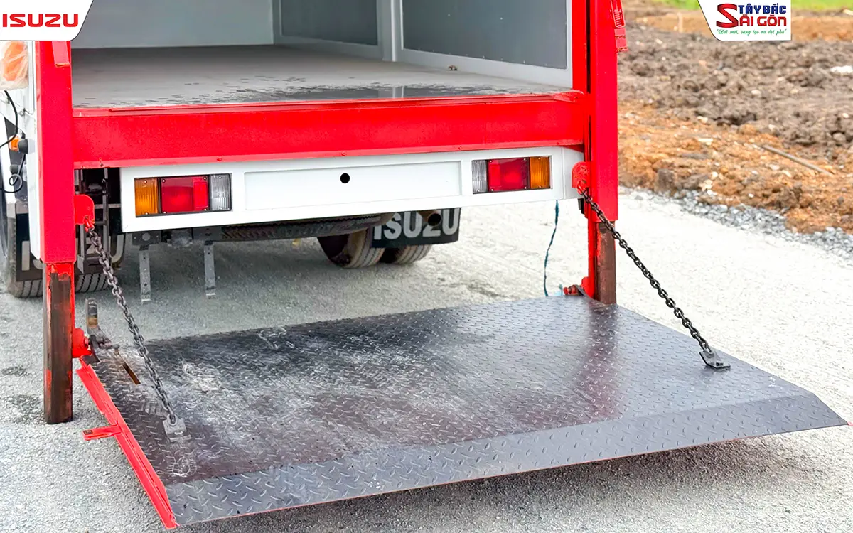 Bửng nâng cáp phía sau xe QKR230