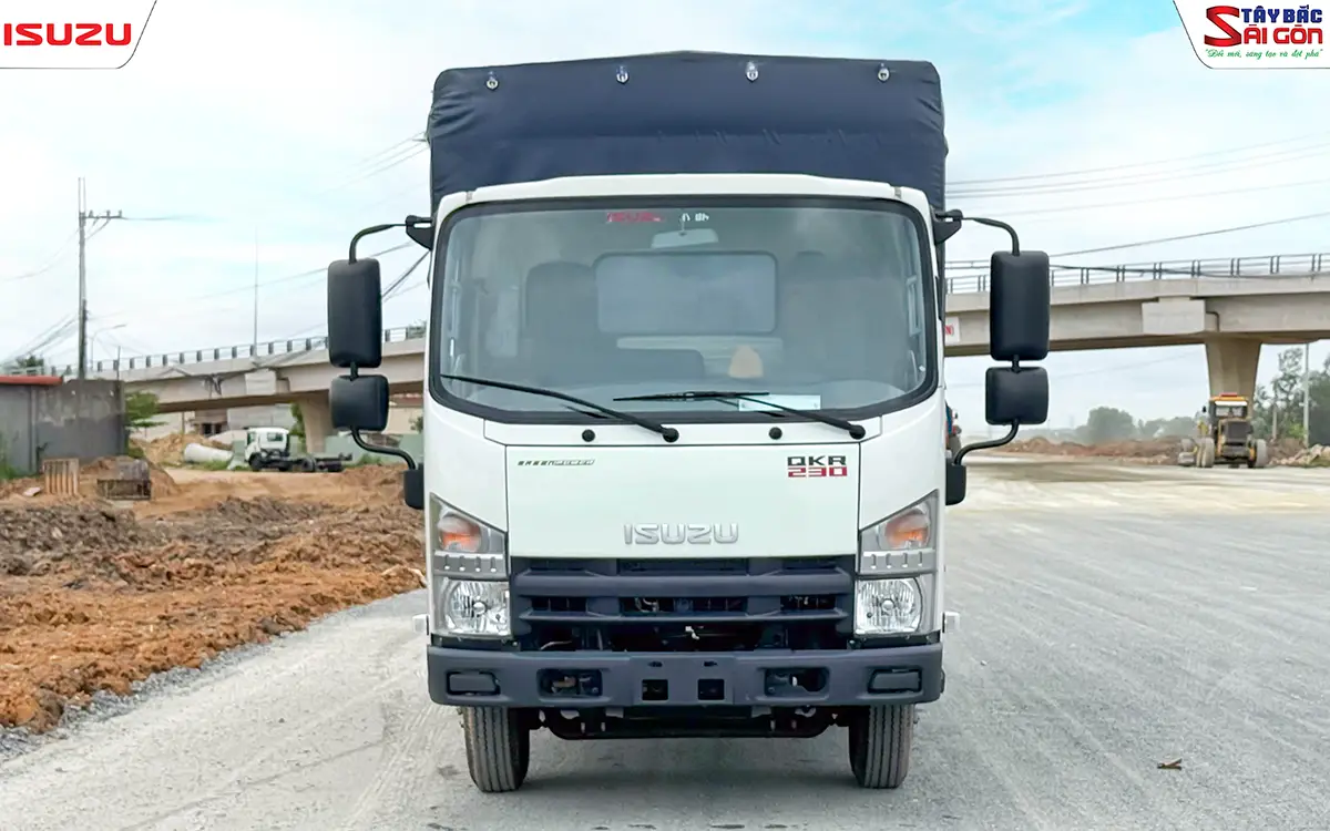 Đầu xe và cabin ISUZU QKR230 với đèn trước, kính chắn gió và gương chiếu hậu