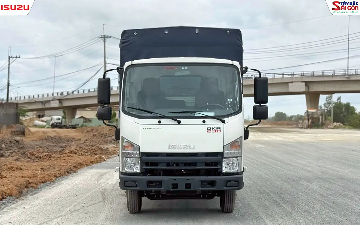 Đầu xe và cabin ISUZU QKR230 với đèn trước, kính chắn gió và gương chiếu hậu