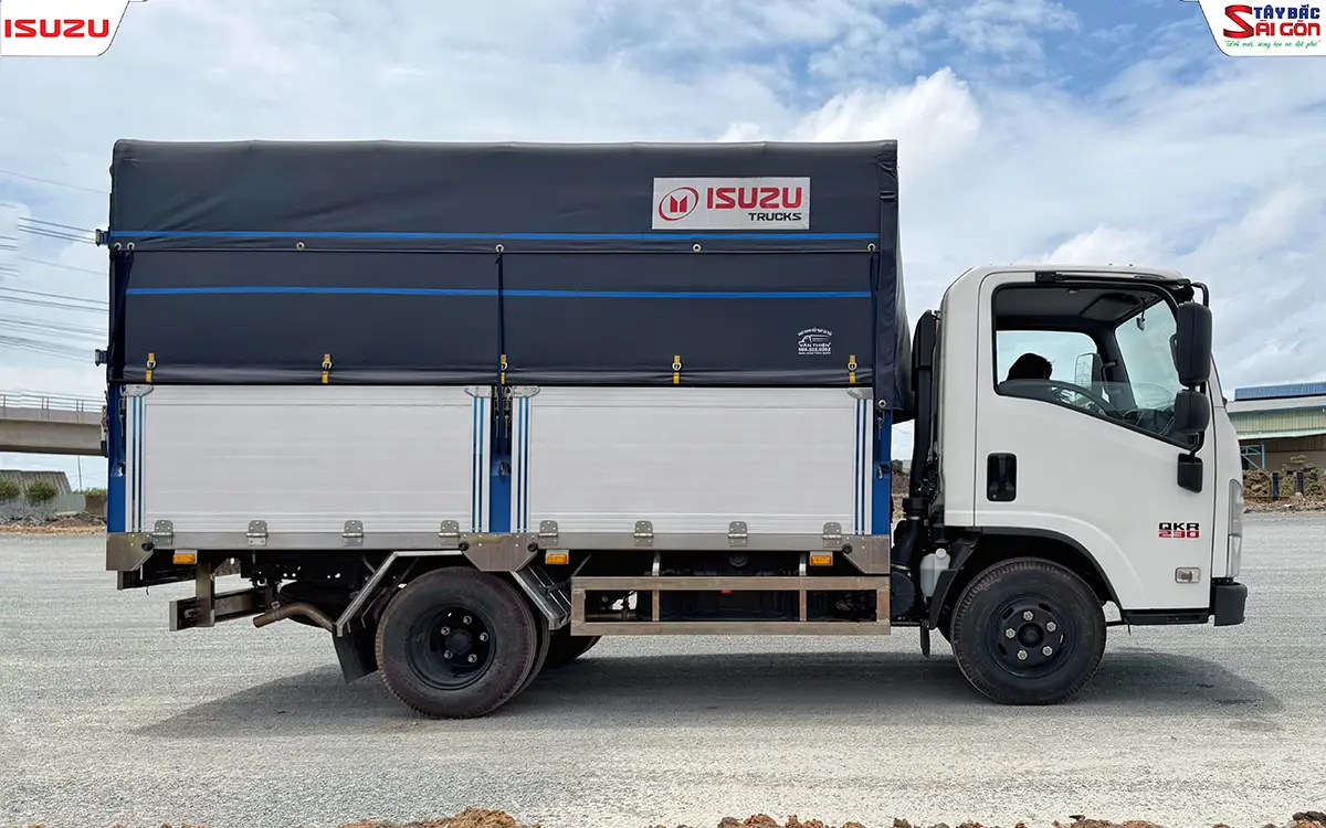 ISUZU QKR230 thùng mui bạt bửng nhôm nhìn ngang thân xe