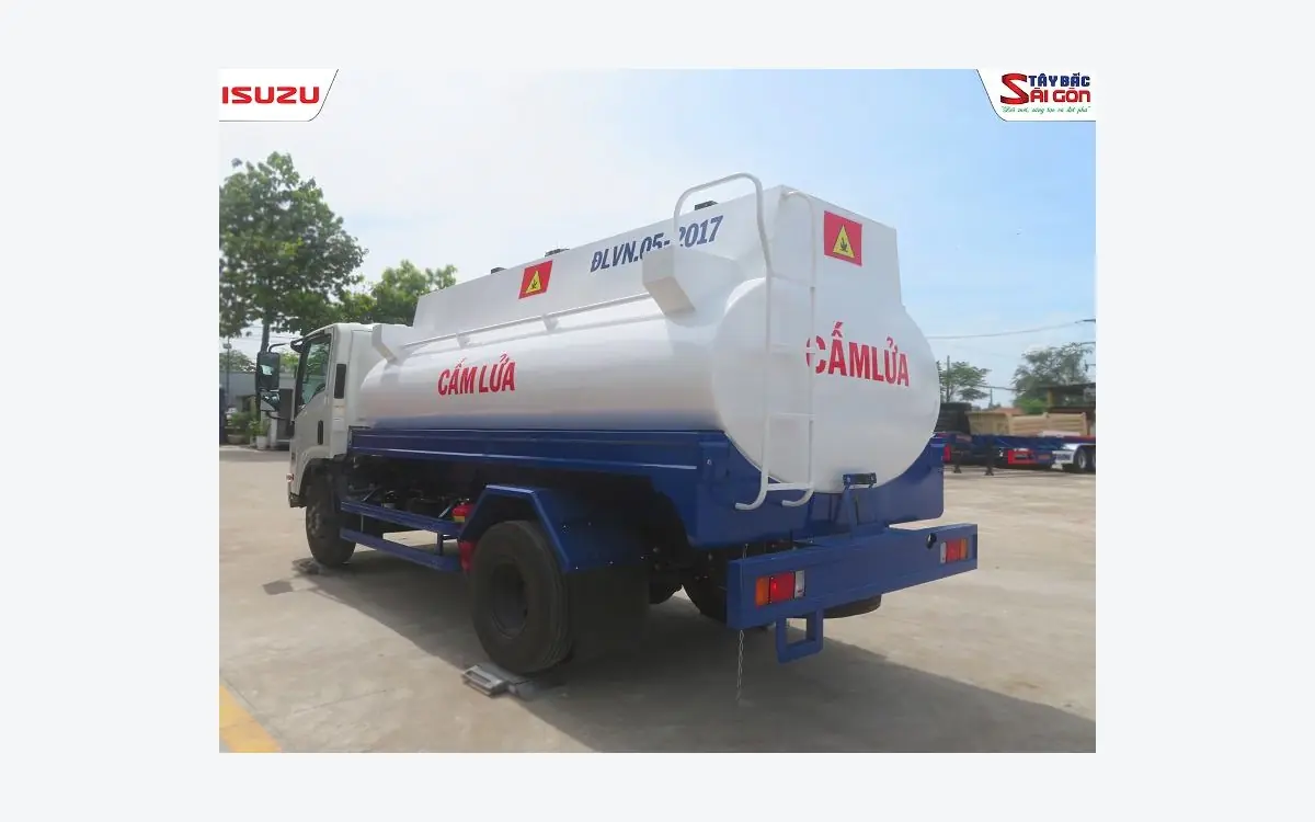 Bồn xi-téc trên xe ISUZU NQR550 nhìn từ góc sau