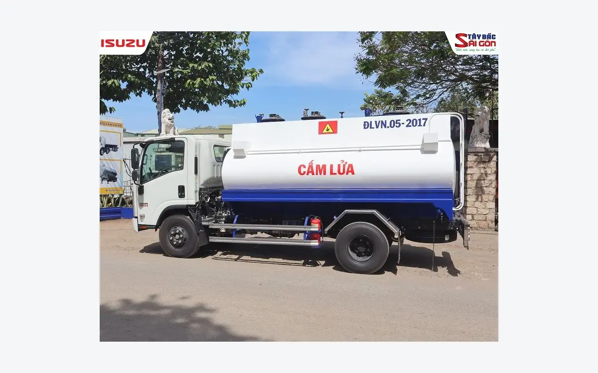 Xe xi-téc chở nhiên liệu ISUZU NQR550 nhìn ngang bên hông