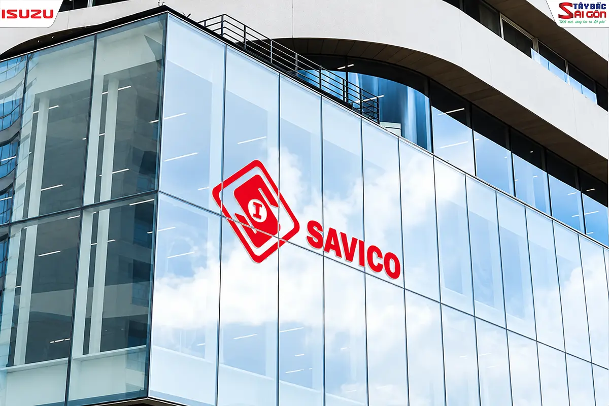 Logo SAVICO trên mặt kính tòa nhà văn phòng
