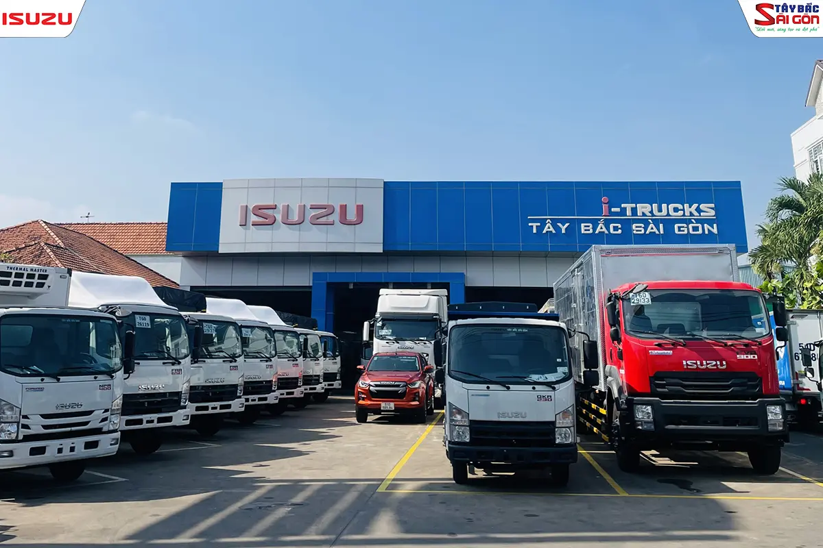 Showroom ISUZU i-TRUCKS Tây Bắc Sài Gòn giai đoạn đầu, nhiều xe tải đậu phía trước