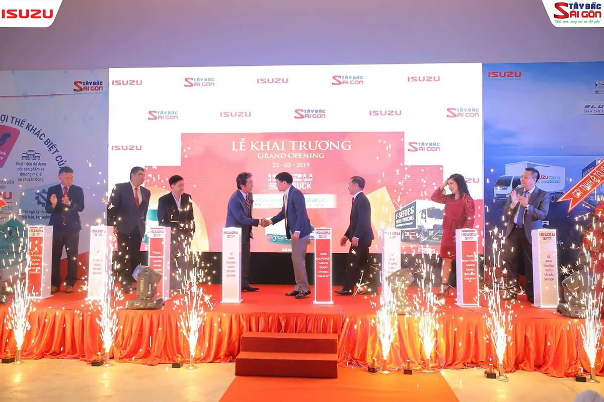 Lễ khai trương ISUZU North-West Saigon ngày 22-03-2019, có pháo hoa lạnh và banner ISUZU Tây Bắc Sài Gòn