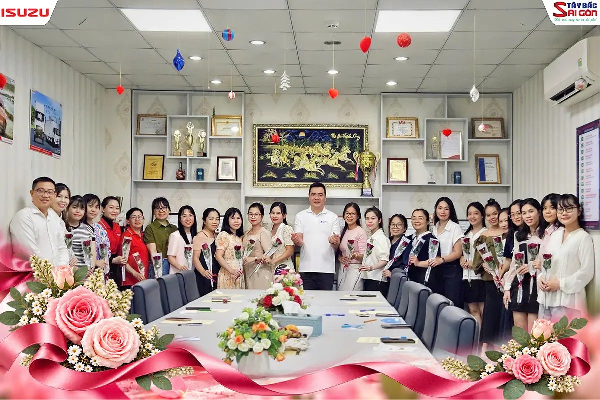 Toàn thể nữ cán bộ nhân viên ISUZU Tây Bắc Sài Gòn chụp ảnh kỷ niệm cùng hoa hồng nhân Ngày Phụ nữ Việt Nam 20/10