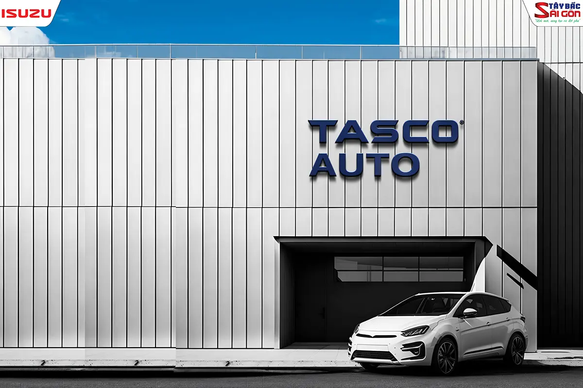 Tòa nhà mang biển hiệu TASCO AUTO với một mẫu xe đậu phía trước