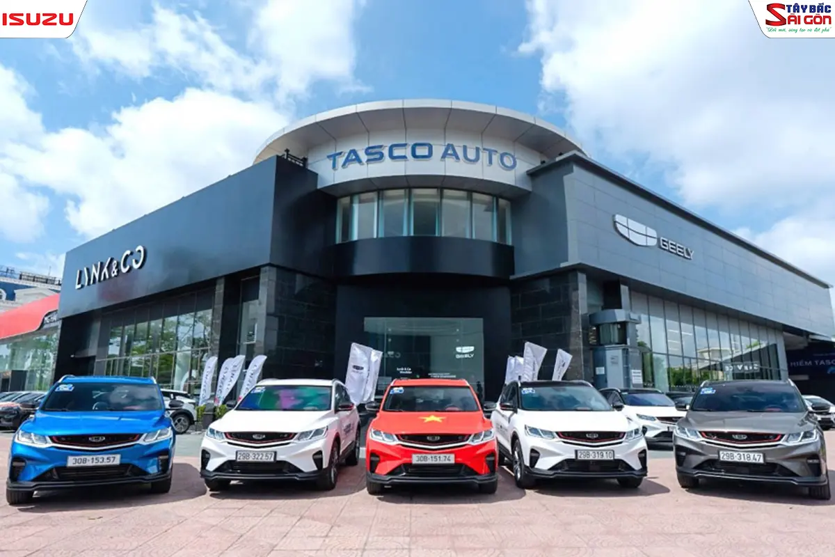 Tòa nhà mang biển hiệu TASCO AUTO với showroom Lynk & Co và Geely, nhiều xe đậu phía trước