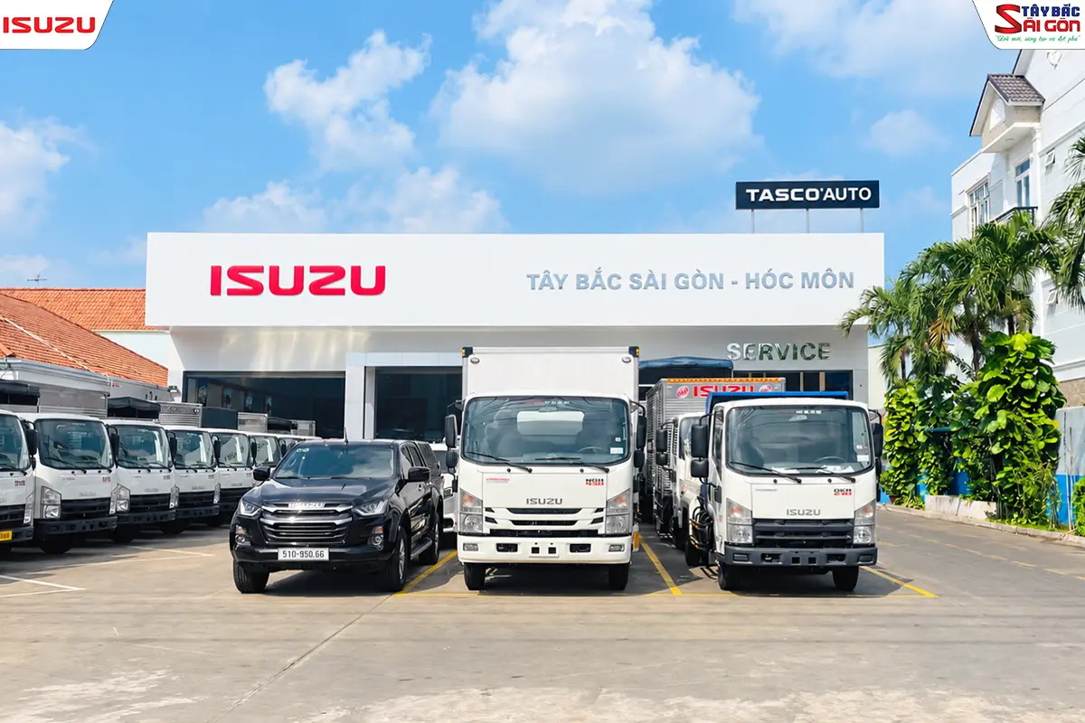 Showroom ISUZU Tây Bắc Sài Gòn – Hóc Môn với biển hiệu TASCO AUTO trên nóc nhà