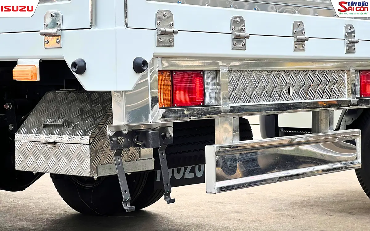 Góc sau xe với thùng đồ nghề ốp tấm lá me, đèn hậu và cản sau bằng thanh kim loại sáng