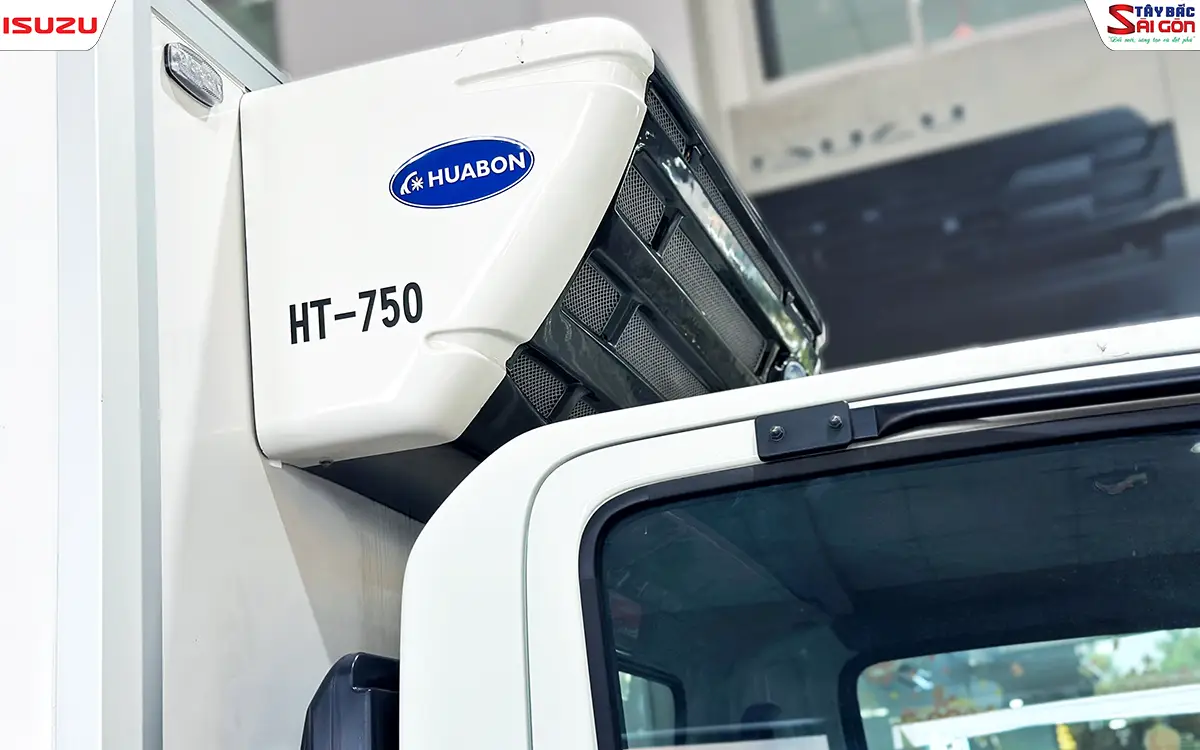 Dàn nóng máy lạnh Huabon HT-750 trên giá đỡ phía nóc cabin