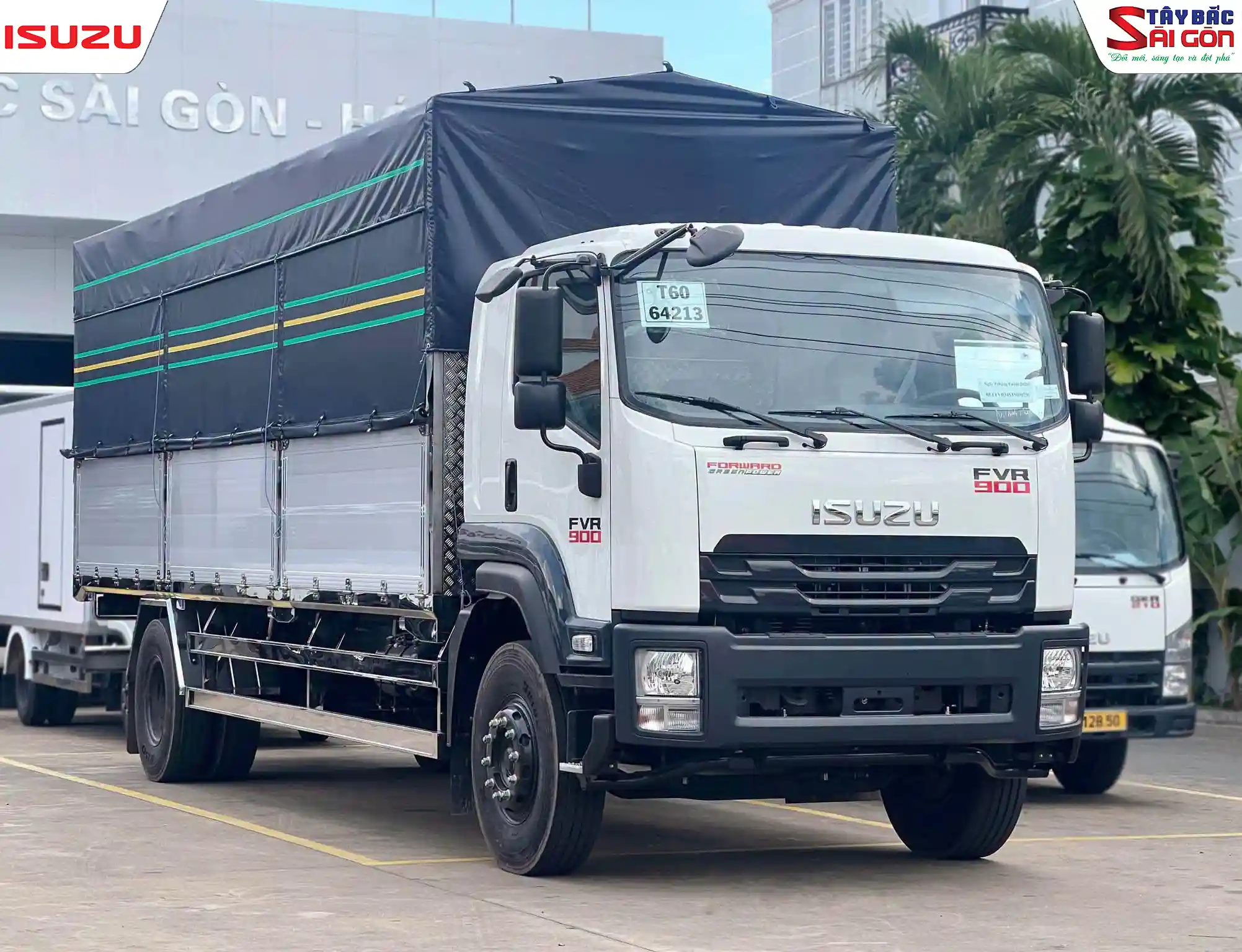 Xe tải ISUZU FVR thùng mui bạt, cabin trắng, đỗ ngoài trời