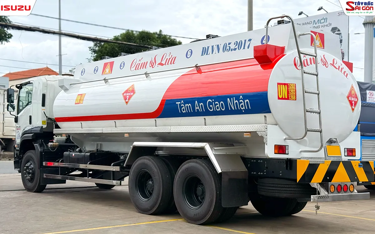 Xe bồn xăng dầu ISUZU FVM1500 nhìn góc 3/4 phía sau với cầu thang lên bồn