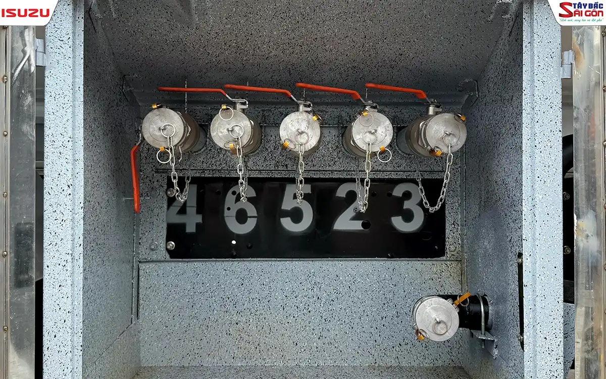Cụm đầu xả có nắp chụp trong tủ van xe bồn xăng dầu