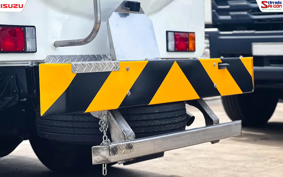 Cản sau sơn sọc phản quang và xích tiếp địa xe bồn xăng dầu NQR550
