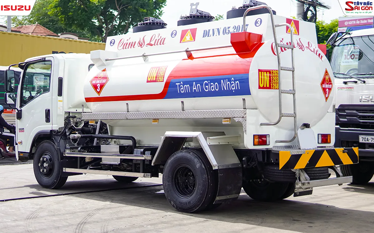 Xe bồn xăng dầu 7 khối ISUZU NQR550 nhìn góc 3/4 phía sau