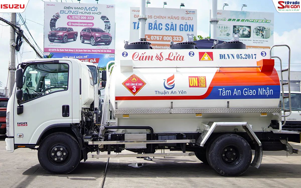 Xe bồn xăng dầu ISUZU NQR550 nhìn ngang bên tài
