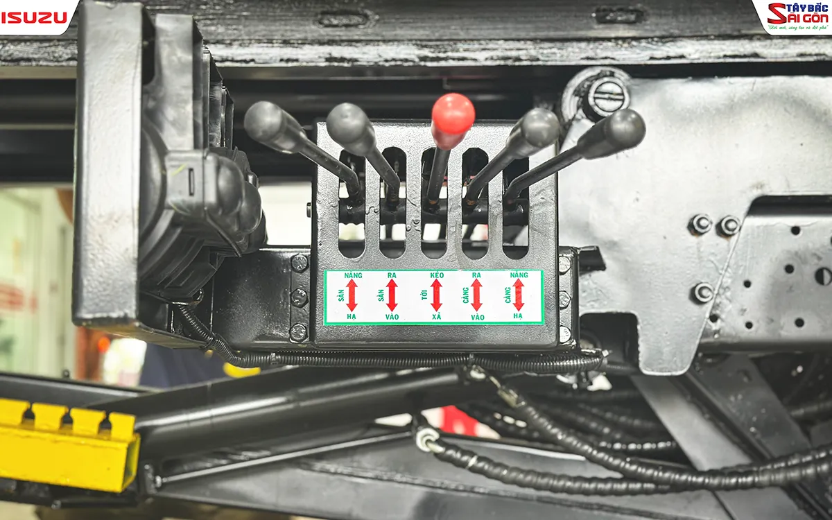 Cụm cần điều khiển thủy lực của xe cứu hộ sàn trượt ISUZU NPR400