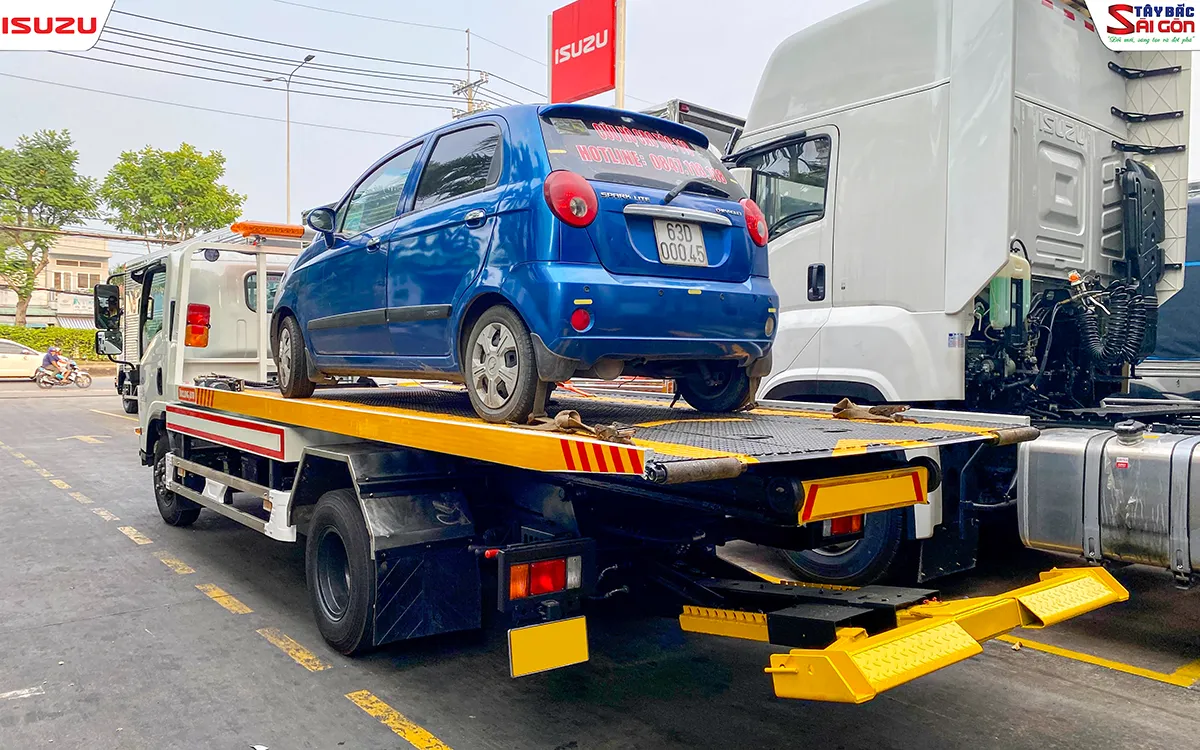 Xe cứu hộ sàn trượt ISUZU NPR400 chở một xe ô tô con trên sàn