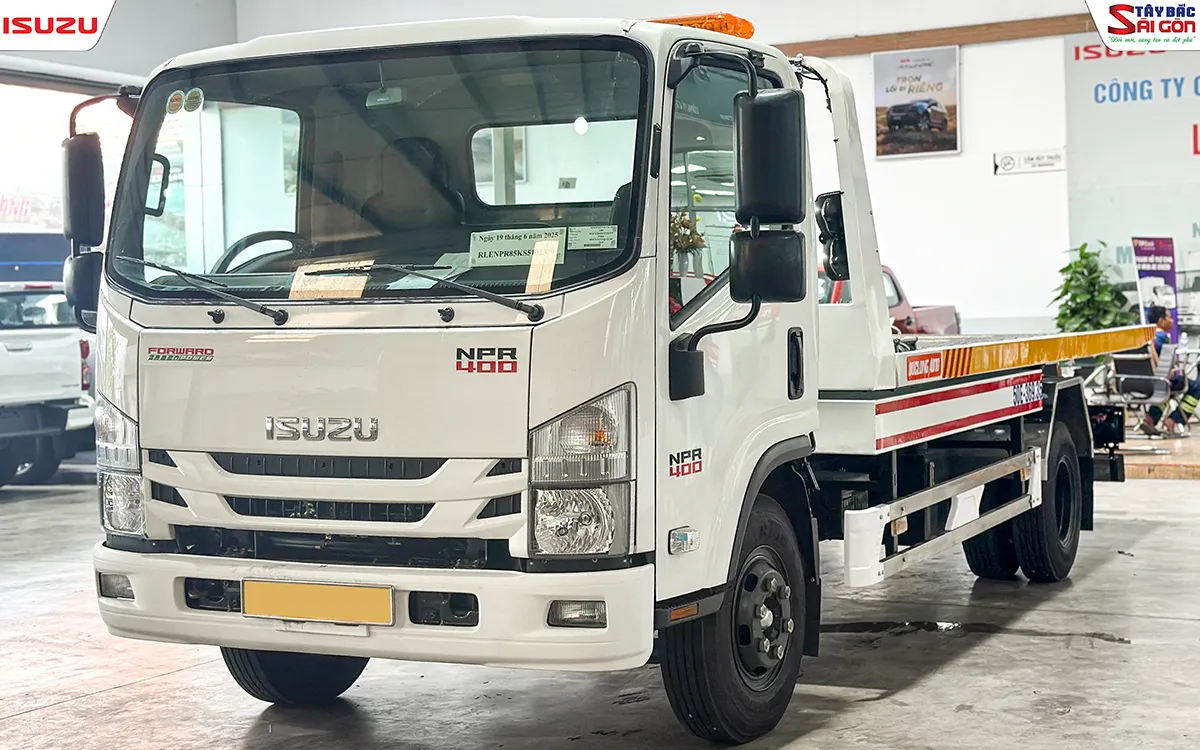 Đầu xe xe cứu hộ sàn trượt ISUZU NPR400 nhìn gần, đèn pha và ca-lăng