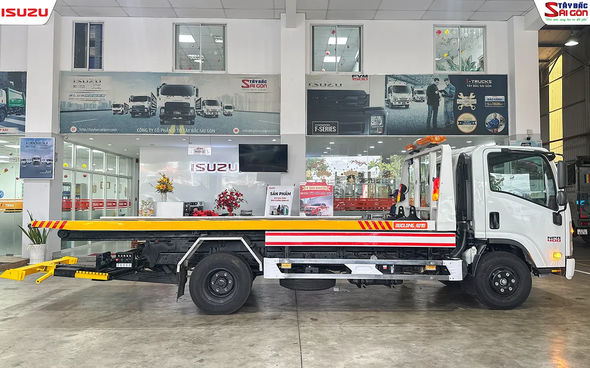 Xe cứu hộ sàn trượt ISUZU NPR400 nhìn ngang bên phải, sàn trượt dài phía sau cabin