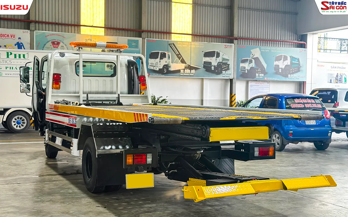 Sàn của xe cứu hộ sàn trượt ISUZU NPR400 hạ xuống, càng nâng phía sau